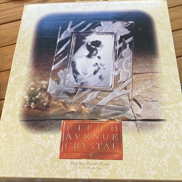 Fifth Avenue Crystal Narcissus Frame  5x7” - Picture 1 of 5